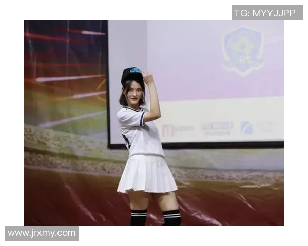 女主播热评足球明星直播瞬间引发粉丝热议与互动盛况