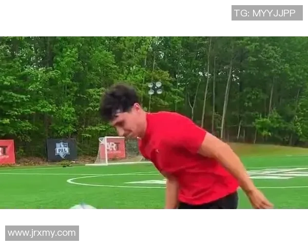 提升足球技术的关键在于衔接动作的训练与应用技巧解析 提升足球技术的关键在于衔接动作的训练与应用技巧解析